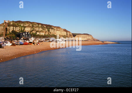 Strand von Stade, Hastings, East Sussex, UK mit Fischerbooten Stockfoto