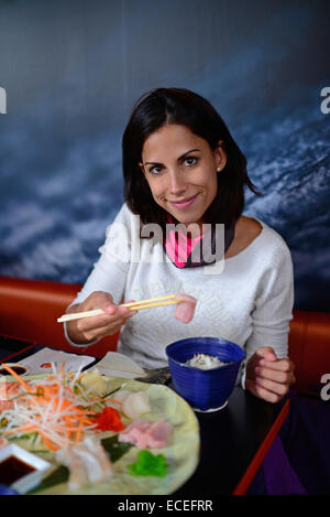 Junge Frau das Essen an etika, japanisches Restaurant in Tórshavn, Färöer Inseln Stockfoto