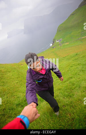 Junge aktive Frau Wanderland Kalsoy, Färöer Inseln Stockfoto