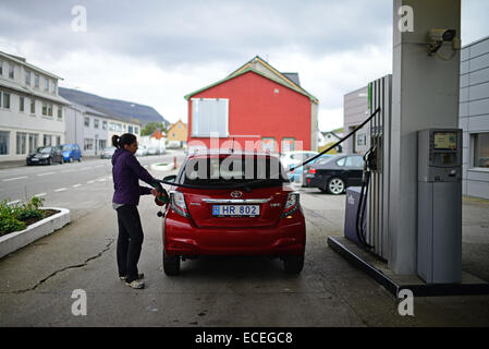 Junge Frau befüllen Tank des Autos in klaksvík, Färöer Inseln Stockfoto