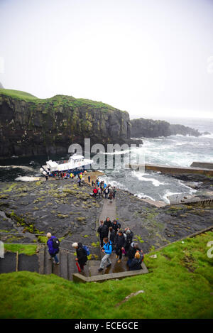 Besucher kommen auf Mykines Island Fähre namens Jósup, Färöer Inseln Stockfoto