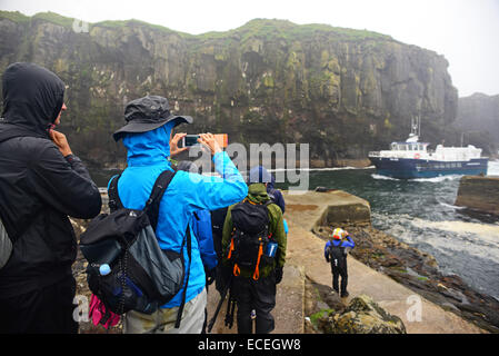 Besucher verlassen die Insel Mykines in Fähre namens jósup, Färöer Inseln Stockfoto