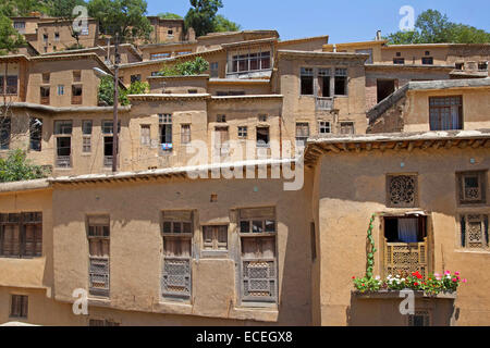 Miteinander verbunden sind Häuser aus Adobe, Stangen und Bole in Terrasse Stil im Dorf Masuleh / Massulya, Provinz Gilan, Iran Stockfoto