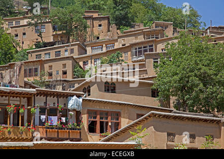 Miteinander verbunden sind Häuser aus Adobe, Stangen und Bole in Terrasse Stil im Dorf Masuleh / Massulya, Provinz Gilan, Iran Stockfoto