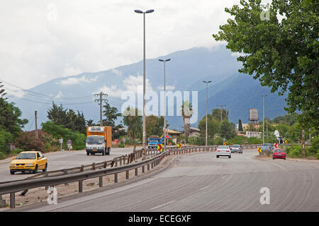 Autos fahren auf der Autobahn entlang des Kaspischen Meeres im Iran Stockfoto