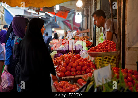 Iranische muslimische Frauen tragen Schals kaufen Gemüse und rote Tomaten auf Lebensmittel Markt stand in Gorgan / Gurgan, Golestan, Iran Stockfoto