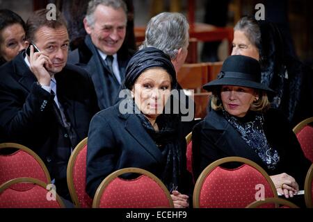 Brüssel, Belgien. 12. Dezember 2014. Former Persian Empress Farah Diba-Pahlavi (C) wohnt die Beerdigung der belgischen Königin Fabiola in der Kathedrale St. Michael und St. Gudula in Brüssel, 12. Dezember 2014. Foto: Patrick van Katwijk / Frankreich, kein Draht-SERVICE/Dpa/Alamy Live News Stockfoto