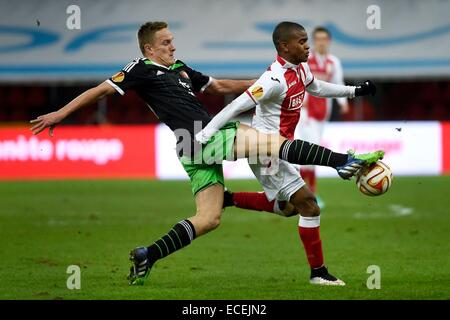 Lüttich, Belgien. 11. Dezember 2014. UEFA Europa League. Standard-Leige gegen Feyenoord Rotterdam. Jens Toornstra von Feyenoord und Darwin Andrade von Standard Lüttich © Aktion Plus Sport/Alamy Live-Nachrichten Stockfoto