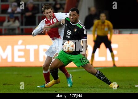 Lüttich, Belgien. 11. Dezember 2014. UEFA Europa League. Standard-Leige gegen Feyenoord Rotterdam. Corentin Fiore von Standard Lüttich und Colin Kazim Richards von Feyenoord © Aktion Plus Sport/Alamy Live-Nachrichten Stockfoto