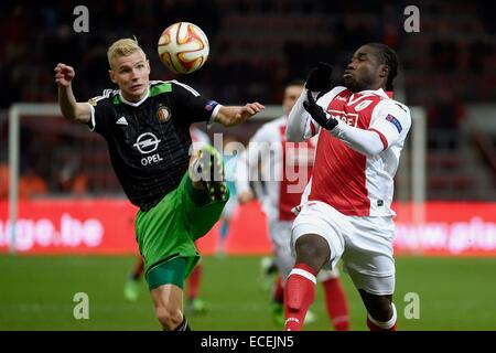 Lüttich, Belgien. 11. Dezember 2014. UEFA Europa League. Standard-Leige gegen Feyenoord Rotterdam. Lucas Woudenberg von Feyenoord herausgefordert durch Jeff Louis von Standard Lüttich © Action Plus Sport/Alamy Live News Stockfoto