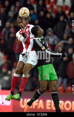 Lüttich, Belgien. 11. Dezember 2014. UEFA Europa League. Standard-Leige gegen Feyenoord Rotterdam. Ricardo Faty von Standard Lüttich in der Kopfzeile von Terence Kongolo von Feyenoord geschlagen © Action Plus Sport/Alamy Live News Stockfoto