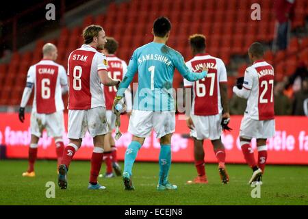 Lüttich, Belgien. 11. Dezember 2014. UEFA Europa League. Standard-Leige gegen Feyenoord Rotterdam. Ronnie Stam und Eiji Kawashima Torwart von Standard Lüttich © Action Plus Sport/Alamy Live News Stockfoto