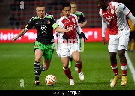 Lüttich, Belgien. 11. Dezember 2014. UEFA Europa League. Standard-Leige gegen Feyenoord Rotterdam. Jordy Clasie von Feyenoord und Yuji Ono von Standard Lüttich © Aktion Plus Sport/Alamy Live-Nachrichten Stockfoto