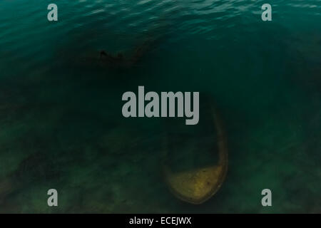 Versunkene Fischerboote unter Wasser, verlassen im kleinen Hafen von Zea Marina in Griechenland Stockfoto
