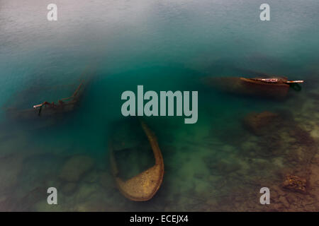 Versunkene Fischerboote unter Wasser, verlassen im kleinen Hafen von Zea Marina in Griechenland Stockfoto
