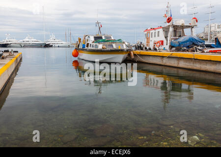 Teilansicht der Zea Marina Hafen mit Fischerbooten verankert entlang der Küste in Griechenland Stockfoto