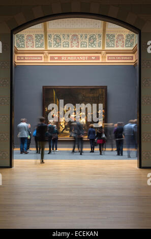 Besucher betrachten Rembrandt ist die Nachtwache im Rijksmuseum, Amsterdam, Niederlande Stockfoto