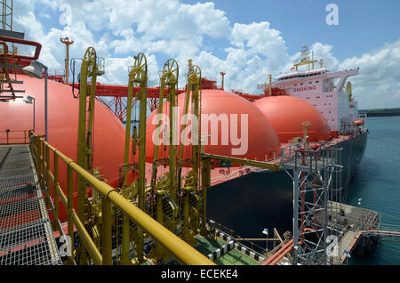 LNG-Tanker shipping laden Gas im LNG-terminal Stockfoto