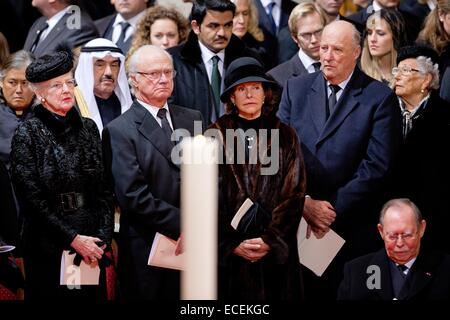 Brüssel, Belgien. 12. Dezember 2014. Königin Margrethe von Dänemark (L-R), König Carl Gustaf und Königin Silvia von Schweden, König Harald und Prinzessin Astrid von Norwegen an die Beerdigung der belgischen Königin Fabiola in der Kathedrale St. Michael und St. Gudula in Brüssel, 12. Dezember 2014 teilnehmen. Foto: Patrick van Katwijk / Frankreich, kein Draht-SERVICE/Dpa/Alamy Live News Stockfoto