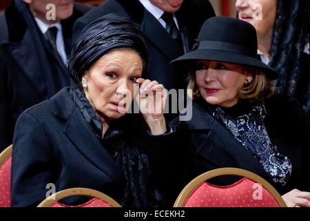 Brüssel, Belgien. 12. Dezember 2014. Ehemalige persische Kaiserin Farah Diba-Pahlavi (L) wohnt die Beerdigung der belgischen Königin Fabiola in der Kathedrale St. Michael und St. Gudula in Brüssel, 12. Dezember 2014. Foto: Patrick van Katwijk / Frankreich, kein Draht-SERVICE/Dpa/Alamy Live News Stockfoto