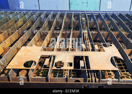 Stahlblech mit Ausschnitten Reiseführer unterwegs Schneidemaschine in mechanische Werkstatt Stockfoto