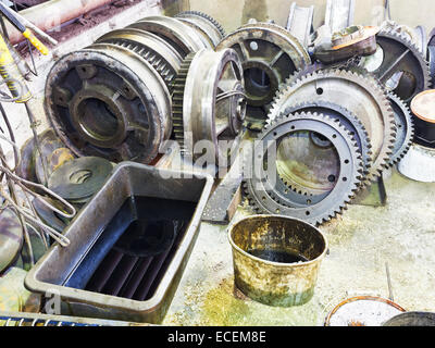 Zahnräder der zerlegten Motor Stock in mechanische Werkstatt Stockfoto