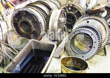 Zahnräder der zerlegten Motor Stock in mechanischen Dreherei Stockfoto