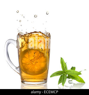 Lemon Drop in Teetasse mit Splash und Minze isoliert auf weiss Stockfoto