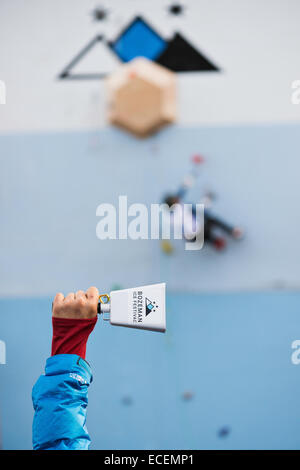 Bozeman, Mont., USA. 12. Dezember 2014. Kuhglocken und Hoppla aus der Masse anfeuern Bozeman Kletterer Justin Willis, wie er in der Mens Blei Aufstieg Bestandteil der internationalen Kletter- und Mountaineering Federation Ice Climbing World Cup in Bozeman, Mont., USA konkurriert. Veranstaltungen weiter bis Samstag. Stockfoto