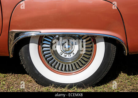 Hintere Radabdeckung Bogen auf eine 1957 Ford Thunderbird auf dem Display bei einer Oldtimer-Show in S. Florida Stockfoto