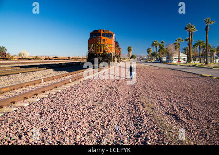 Fotograf fängt Bild von Markanten orangefarbenen und gelben Burlington Northern Santa Fe lok Güterzug. 5240 Stockfoto