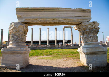 Säulen und Ruinen in Agora von Smyrna mit Spalten vom 4. Jahrhundert v. Chr. Izmir Türkei 2014 Stockfoto