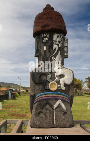 Chile, Osterinsel aka Rapa Nui, Hanga Roa, Innenstadt, öffentlichen Park. Zeitgenössische Moai Skulptur anhand historischer Rapa Nui-Kunst. Stockfoto