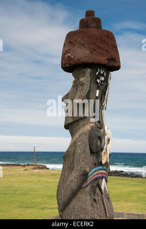 Chile, Osterinsel aka Rapa Nui, Hanga Roa, Innenstadt, öffentlichen Park. Zeitgenössische Moai Skulptur anhand historischer Rapa Nui-Kunst. Stockfoto