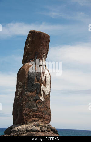 Chile, Osterinsel aka Rapa Nui, Hanga Roa. Zeitgenössische Moai Skulptur basierend auf historischen Rapa Nui auf der Insel gefunden. Stockfoto