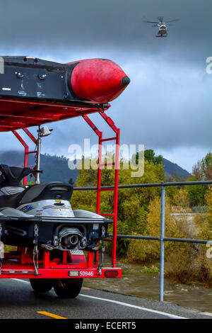Los Angeles, Kalifornien, USA. 12. Dezember 2014. Feuerwehrleute machen schnelle Wasserrettung von zwei Personen gefangen in Los Angeles River nach dem großen Sturm im südlichen Kalifornien Credit: Chester Brown/Alamy Live News Stockfoto