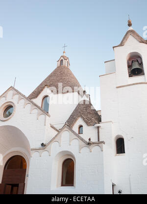 St. Antonius Kirche. Touristische Attraktion von Alberobello Stadt in Apulien. Italien. Stockfoto