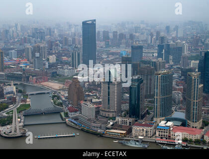 Shanghai: Luftaufnahme am Fluss, Brücke und darüber hinaus. Erschossen von oben der Gebäude in der Gegend von Pudong. Typische bedecktem Himmel. Stockfoto