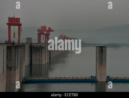 Jangtse: Drei-Schluchten-Damm in einem nebligen Regen. Stockfoto