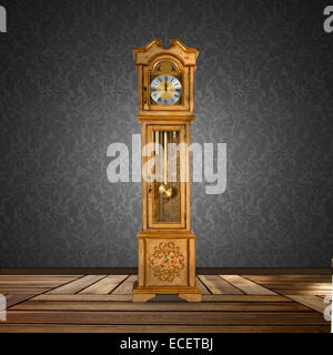 Alte Standuhr isoliert in einem leeren Raum. Stockfoto