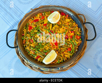 Traditionelle spanische Reis: Paella und Gemüse - vegetarisches Rezept Stockfoto