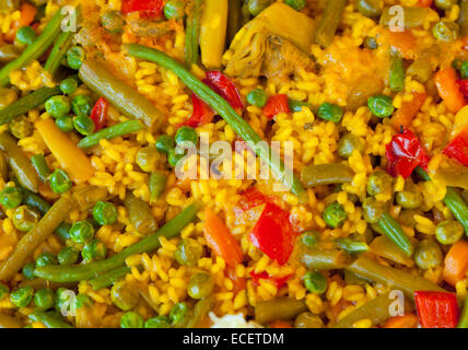 Traditionelle spanische Reis: Paella und Gemüse - vegetarisches Rezept Stockfoto