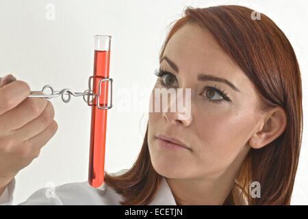 Forscher halten eine Glasröhre in einem Labor Stockfoto