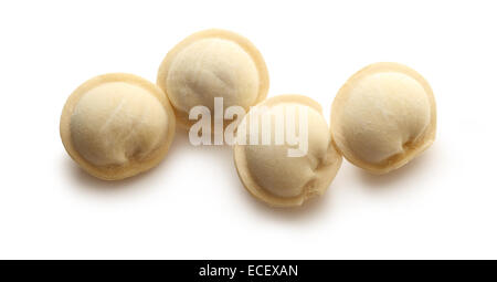 Gefrorenes Fleisch-Knödel oder Pelmeni auf weiß Stockfoto