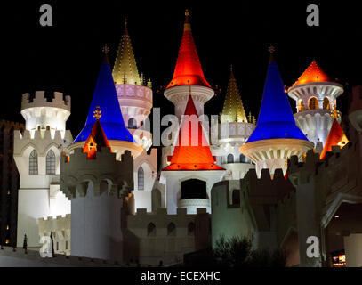 Excalibur Hotel und Casino am Las Vegas Strip, Clark County, Nevada im Juli nachts beleuchtet Stockfoto