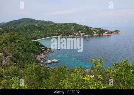 Birdseye-Ansicht von Haad Tien Beach von John Suwan Viewpoint, Koh Tao, Thailand Stockfoto