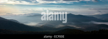 Am frühen Morgen leuchtet die Wolken tief in den Tälern der Blue Ridge Mountains entlang der Blue Ridge Autobahn gefangen Stockfoto