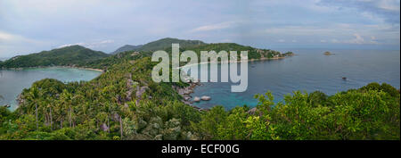 Birdseye-Blick auf die Buchten von Chalok Baan Khao und Ao Thian Ordnung aus der Sicht von John Suwan, Koh Tao, Thailand Stockfoto