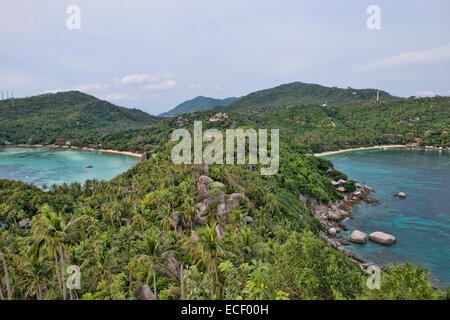 Birdseye-Blick auf die Buchten von Chalok Baan Khao und Ao Thian Ordnung aus der Sicht von John Suwan, Koh Tao, Thailand Stockfoto