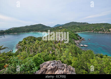 Birdseye-Blick auf die Buchten von Chalok Baan Khao und Ao Thian Ordnung aus der Sicht von John Suwan, Koh Tao, Thailand Stockfoto